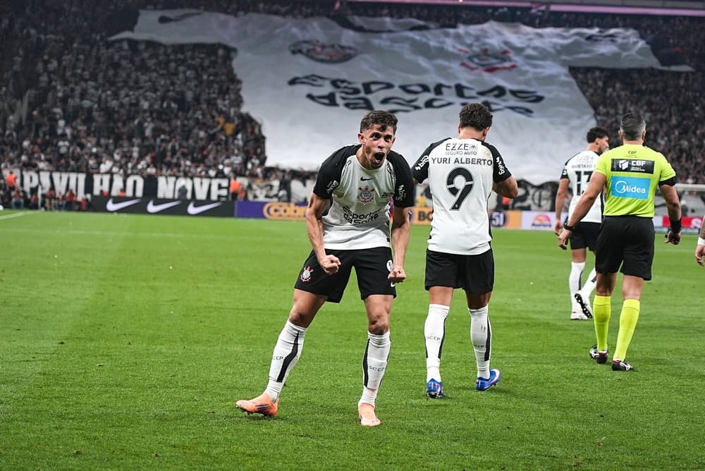 Gabriel Paulista, do Corinthians, comemora após marcar o primeiro gol da equipe durante a partida entre Corinthians e Red Bull Bragantino durante a terceira rodada do Campeonato Brasileiro de Futebol de 2026, na Neo Quimica Arena, em São Paulo, Brasil, em 12 de fevereiro de 2026.