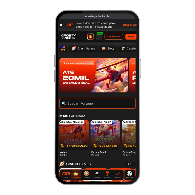 Plataforma mobile da Aposta Ganha exibida em smartphone com identidade visual preta e laranja, trazendo jogos crash, slots e promoções de cashback, representando o cenário das Melhores casas de apostas do Brasil.