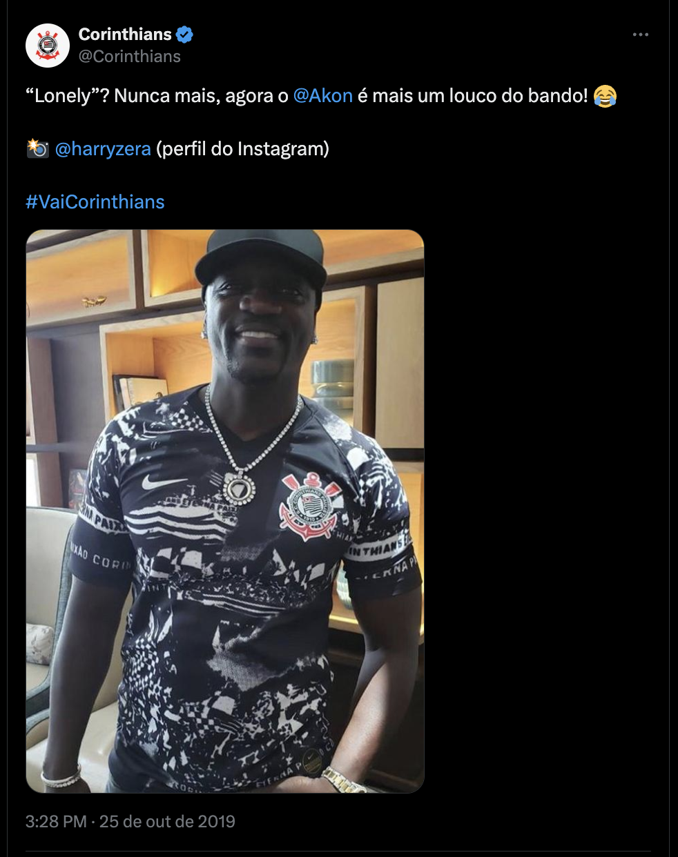 Postagem do perfil do Corinthians no Twitter, com foto de Akon vestindo a camisa do Timão em 2019.
