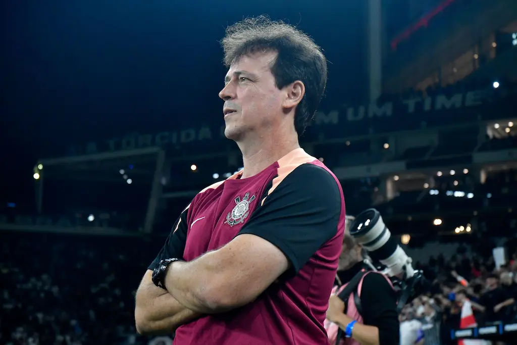 Fernando Diniz, do Corinthians, durante a partida entre Corinthians e Santa Fé (COL), válida pela segunda rodada da fase de grupos da Libertadores, realizada na Neo Química Arena, em São Paulo, na noite de quarta-feira, dia 15. (Foto: Eduardo Carmim/Alamy Live News)