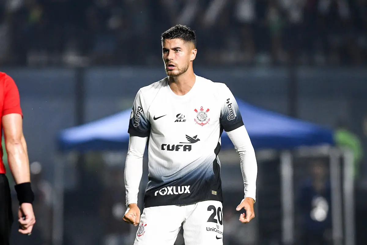 O jogador Pedro Raul, que entrou na lista de negociáveis do Corinthians, na partida entre Vasco da Gama e Corinthians, válida pela 16ª rodada do Campeonato Brasileiro, no estádio de São Januário.