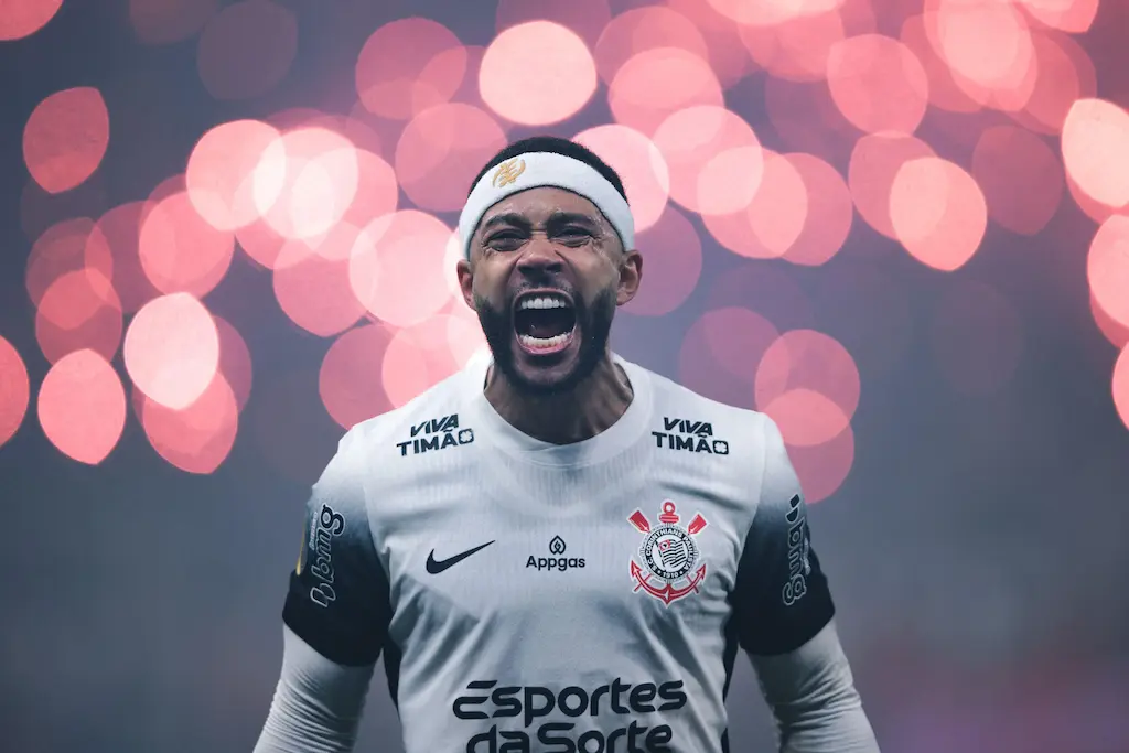 O jogador do Corinthians Memphis Depay comemora durante a partida contra o Palmeiras, na Arena Corinthians, pelo Campeonato Paulista de 2025.