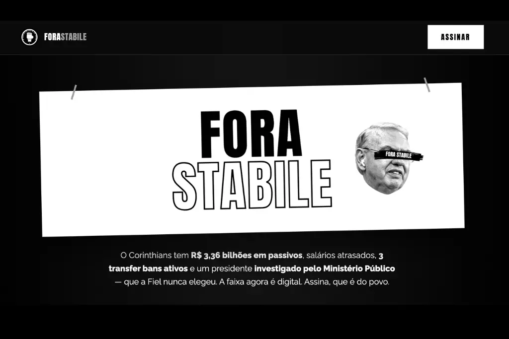 Captura de tela da tela inicial do site do movimento Fora Stabile, organizado por torcedores corinthianos. A imagem tem um fundo preto, e ao centro tem um banner branco com o título "FORA STABILE", junto com o rosto do presidente do Corinthians que tem uma tarja preta nos olhos com os mesmo dizeres..