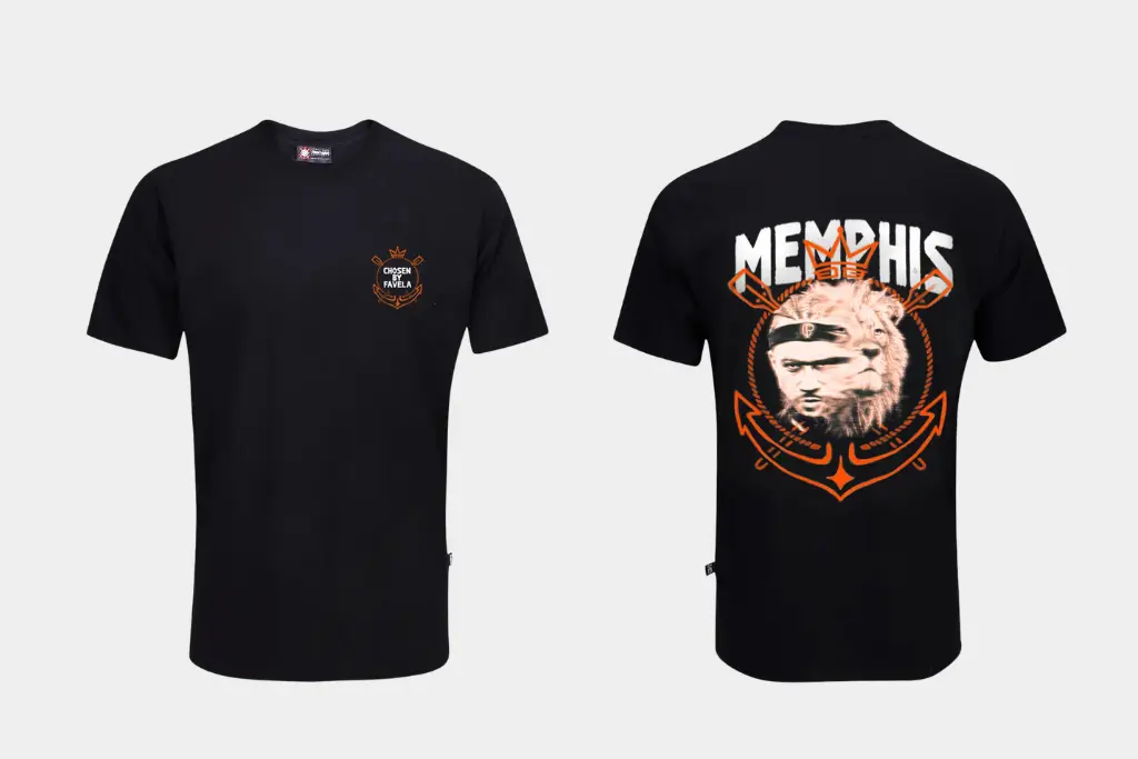 Camisa oficial sobre Memphis Depay está disponível no Shop Timão A Camiseta Corinthians Chosen By Favela é uma homenagem especial do craque Memphis Depay com o Timão. Trazendo no peito o desenho do escudo do clube com a escrita "Chosen by Favela" e uma estampa impactante nas costas, esta camiseta do Corinthians é a escolha certa celebrar um ídolo campeão.