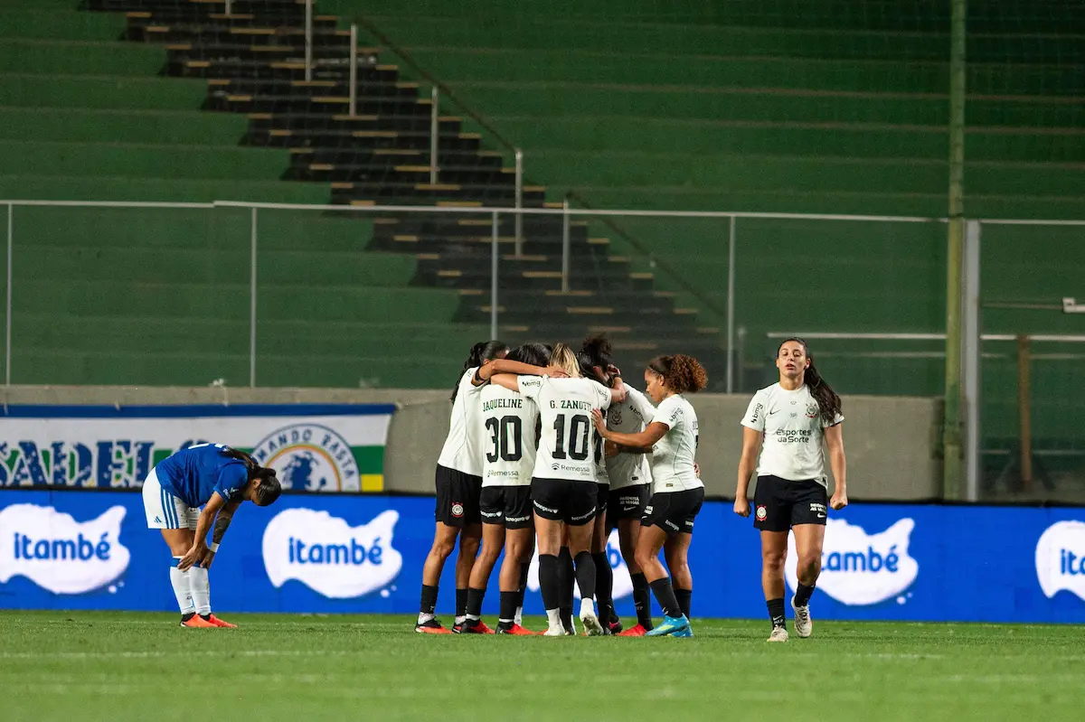 Vic Albuquerque, jogadora do Corinthians, comemora seu gol durante a partida contra o Cruzeiro, no estádio Independência, pelo Campeonato Brasileiro Feminino de 2026.