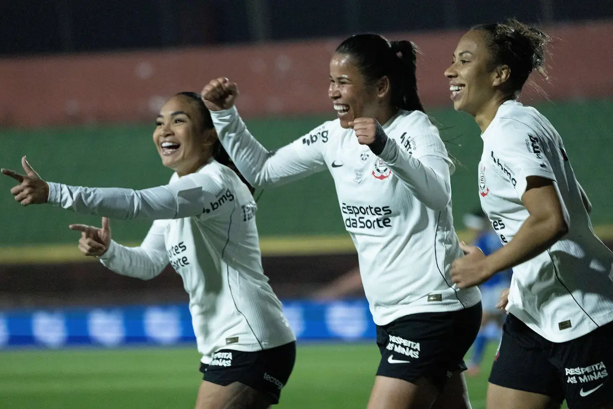 Thaís Ferreira e jogadoras do Corinthians comemoram o gol marcado na partida - Corinthians x Cruzeiro - Estádio Canindé.