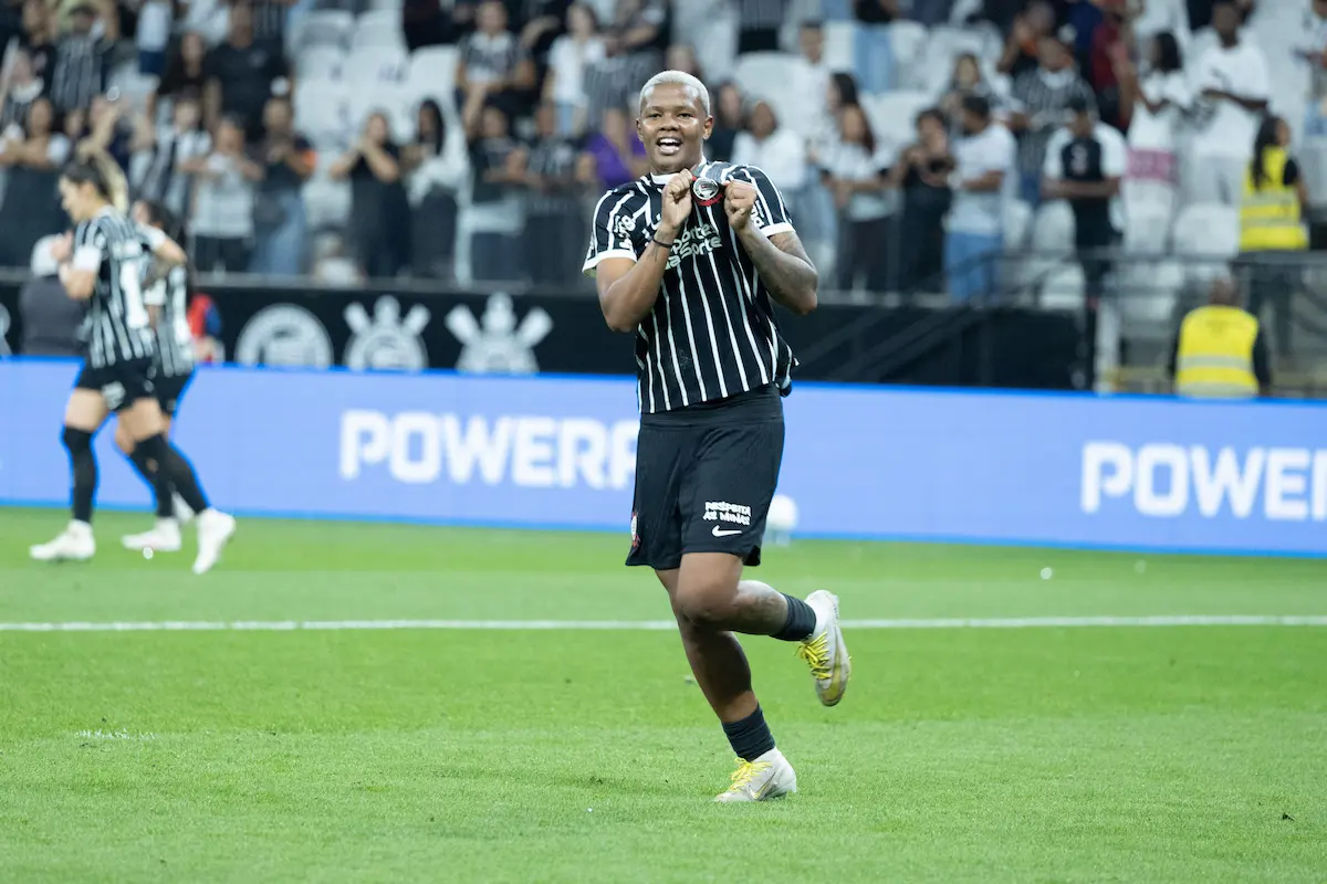 Jhonson, jogador do Corinthians, comemora seu gol durante a partida entre Corinthians e Bahia, na Neo Química Arena.