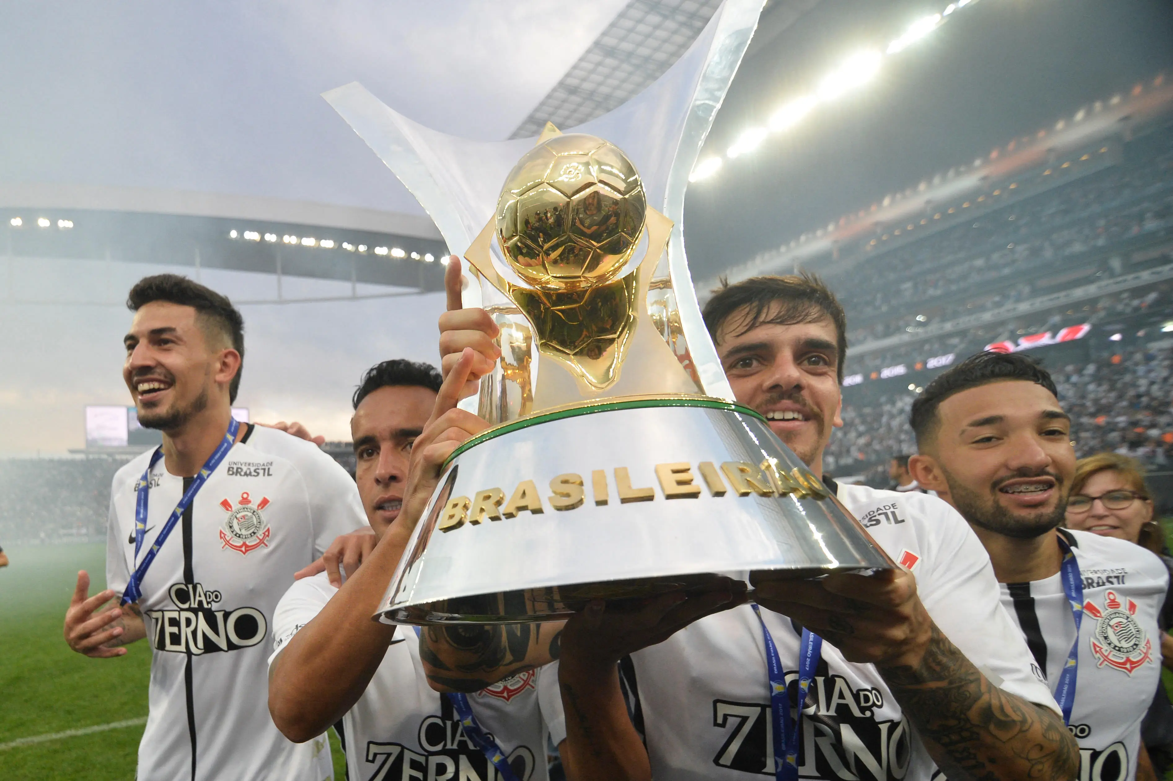 Fagner, Jadson e Clayson seguram o troféu após a vitória da equipe sobre o Atlético Mineiro e a conquista do Campeonato Brasileiro na Arena Corinthians, em São Paulo, Brasil, em 26 de novembro de 2017. (FOTO: LEVI BIANCO/BRAZIL PHOTO PRESS)